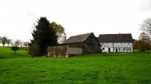 Fachwerkbauernhaus mit vorgelagerter, alter Scheune (links im Vordergrund) 